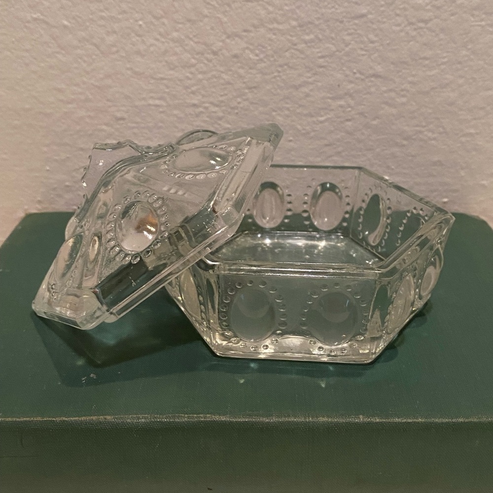 Vintage L.E. Smith Victorian Beaded Glass Hexagonal Trinket Box - Picture 5 of 8